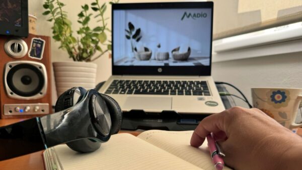 WEBINÁŘ: POPIŠ, NESUĎ – ZPĚTNÁ VAZBA, KTERÁ KULTIVUJE TŘÍDU MADIO
